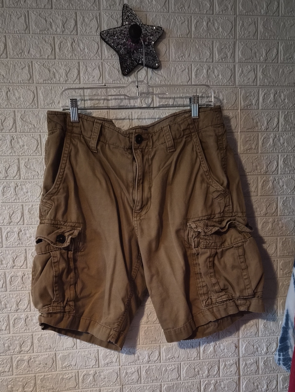 American Eagle Outfitters Men's Cargo Shorts in Khaki Brown